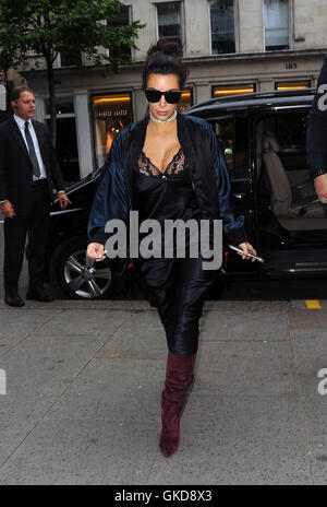 Kim Kardashian besucht die Vivienne Westwood-Filiale in Mayfair mit ihrem Ehemann Kanye West, über 2 Stunden! Das Paar dann geleitet, die Roberto Cavalli-Shop auf Sloane Street mit: Kim Kardashian, Kanye West wo: London, Vereinigtes Königreich bei: 21 Stockfoto