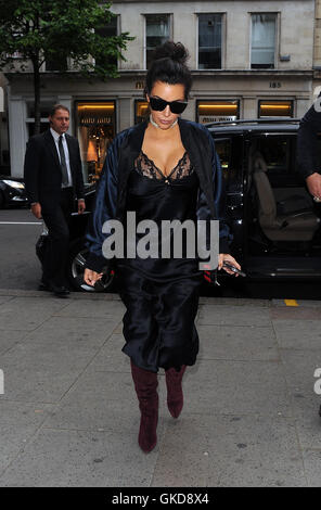 Kim Kardashian besucht die Vivienne Westwood-Filiale in Mayfair mit ihrem Ehemann Kanye West, über 2 Stunden! Das Paar dann geleitet, die Roberto Cavalli-Shop auf Sloane Street mit: Kim Kardashian, Kanye West wo: London, Vereinigtes Königreich bei: 21 Stockfoto