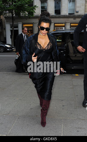 Kim Kardashian besucht die Vivienne Westwood-Filiale in Mayfair mit ihrem Ehemann Kanye West, über 2 Stunden! Das Paar dann geleitet, die Roberto Cavalli-Shop auf Sloane Street mit: Kim Kardashian, Kanye West wo: London, Vereinigtes Königreich bei: 21 Stockfoto