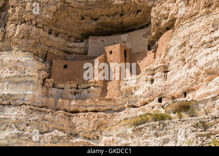 Detailansicht der indianischen Klippenwohnungen in Montezuma Castle National Monument, Arizona Stockfoto