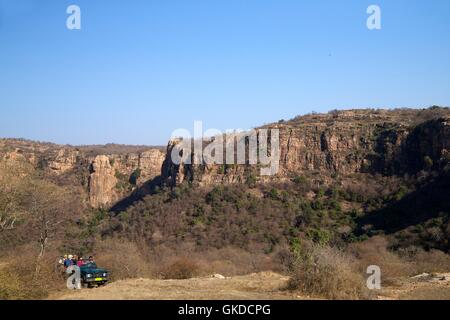 Touristen auf Safari im offenen Jeep, Ranthambore Nationalpark, Rajasthan, Indien, Asien Stockfoto