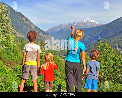 Vierköpfige Familie in Bergen Stockfoto