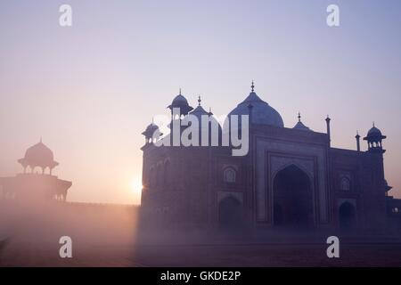 East Side Moschee bei Sonnenaufgang, Taj Mahal, UNESCO-Weltkulturerbe, Agra, Uttar Pradesh, Indien, Asien Stockfoto