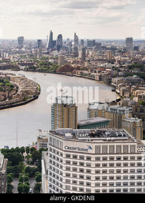 Skyline von Londons traditionelle Bankenviertel City of London, gesehen vom Geschäftsviertel Canary Wharf. Stockfoto