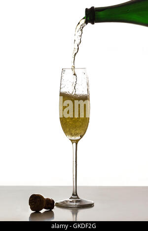 Champagner in ein Glas gießen Stockfoto