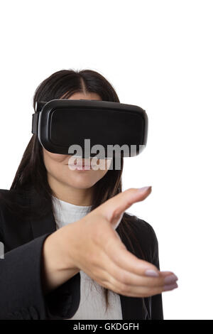 Business-Frau trägt eine virtual-Reality-Kopfhörer shacking jemandes hand Stockfoto