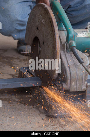 Schneiden Stahl mit Mahlwerk. Funken beim Schleifen der Eisen Stockfoto