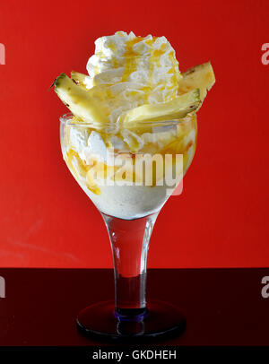 eine große Portion leckeres Eis dekoriert geschickt mit viel Belag Stockfoto