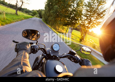 Motorrad-Fahrer fahren auf der Autobahn im schönen Abendlicht. Schuss aus Fahrersicht Sozius Stockfoto