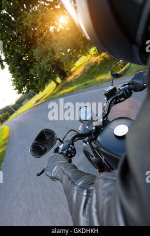 Motorrad-Fahrer fahren auf der Autobahn im schönen Abendlicht. Schuss aus Fahrersicht Sozius Stockfoto