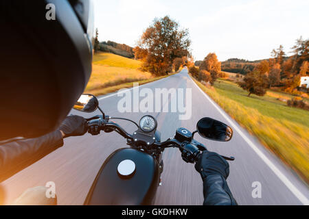 Motorrad-Fahrer fahren auf der Autobahn im schönen Abendlicht. Schuss aus Fahrersicht Sozius Stockfoto