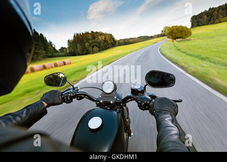 Motorrad-Fahrer fahren auf der Autobahn im schönen Abendlicht. Schuss aus Fahrersicht Sozius Stockfoto