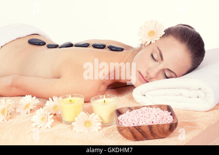 junge Attraktve Frau bekommt eine hot Stone massage Stockfoto