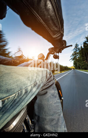 Motorrad-Fahrer fahren auf der Autobahn im schönen Abendlicht. Schuss aus Fahrersicht Sozius Stockfoto