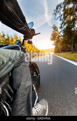 Motorrad-Fahrer fahren auf der Autobahn im schönen Abendlicht. Schuss aus Fahrersicht Sozius Stockfoto
