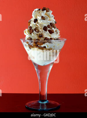 ein großes Glas leckeres Eis mit viel Belag Stockfoto