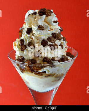 ein großes Glas leckeres Eis mit viel Belag Stockfoto