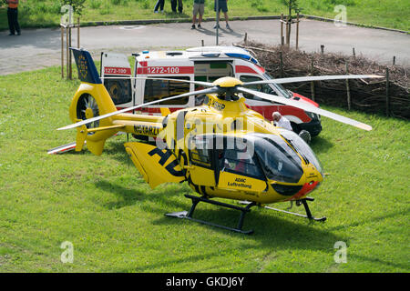 GERA, Deutschland - 29. Mai 2016: Adac Hubschrauber und Krankenwagen Stockfoto