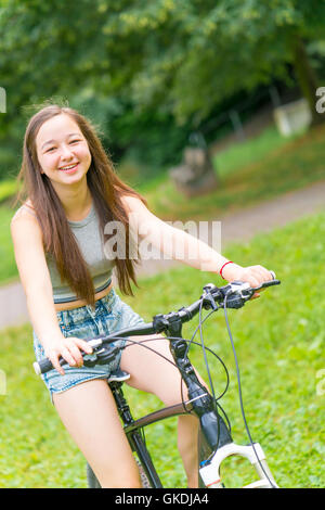 Teen Mädchen Fahrrad Stockfoto