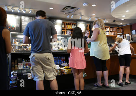Eine Seite des Menschen Line-up für Kaffee im Starbucks Store kaufen Stockfoto