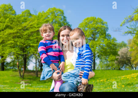 Mutter mit Sohn und Tochter auf Sommerwiese Stockfoto