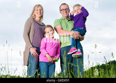 Familie auf einer Wiese Stockfoto