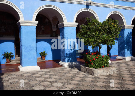 Blau bemalten Klöster des Claustro Los Naranjos innerhalb der historischen Monasterio de Santa Catalina in Arequipa, Peru Stockfoto