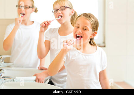 Mädchen Zähneputzen im Bad Stockfoto