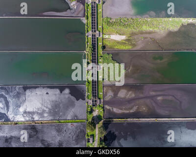 Kläranlage - Gruppen von Lagertanks mit Abwasser. Ansicht von oben. Stockfoto