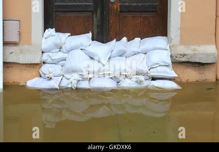 Sandsäcke - Elbe-Hochwasser im Juni 2013, Meißen Stockfoto