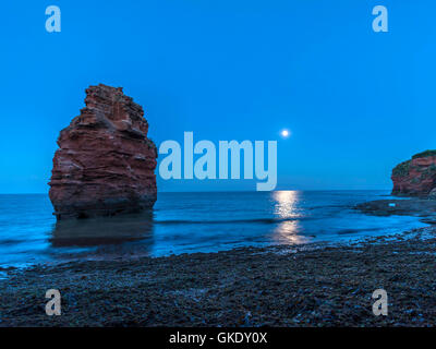 Jurassic Coast-Rock-Formation bei Mondschein im Ladram Bay Cove, Devon Stockfoto