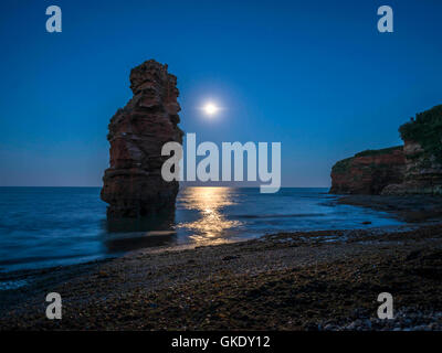 Jurassic Coast-Rock-Formation bei Mondschein im Ladram Bay Cove, Devon Stockfoto