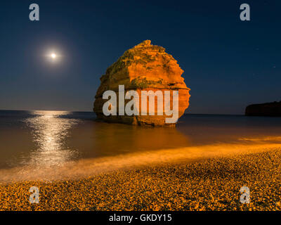 Jurassic Coast-Rock-Formation bei Mondschein im Ladram Bay Cove, Devon Stockfoto