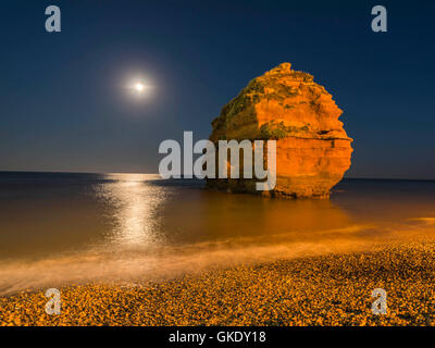 Jurassic Coast-Rock-Formation bei Mondschein im Ladram Bay Cove, Devon Stockfoto