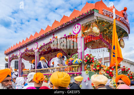 Bunte Parade Float mit der Heiligen Schrift, Guru Granth Sahib, der 11. Guru der Sikhs. Vaisakhi Parade, Surrey, Brit Stockfoto