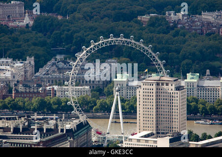 Eine Luftaufnahme des Millennium Wheel (auch bekannt als das London Eye) genommen von einem Hubschrauber mit Buckingham Palace im Blick Stockfoto