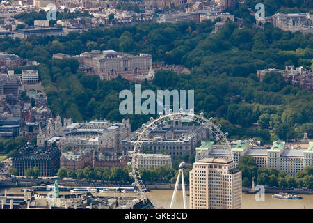 Eine Luftaufnahme des Millennium Wheel (auch bekannt als das London Eye) genommen von einem Hubschrauber mit Buckingham Palace im Blick Stockfoto