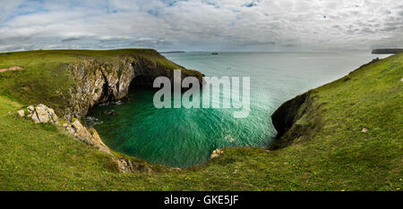 Eine atemberaubende Panorama-Bild von der Barafundle Küste in Pembrokshire zeigt das kristallklare Wasser. Stockfoto