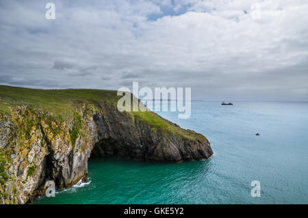 Eine atemberaubende Panorama-Bild von der Barafundle Küste in Pembrokshire zeigt das kristallklare Wasser. Stockfoto