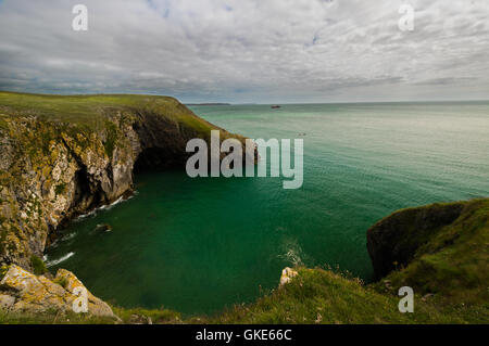 Eine atemberaubende Panorama-Bild von der Barafundle Küste in Pembrokshire zeigt das kristallklare Wasser. Stockfoto