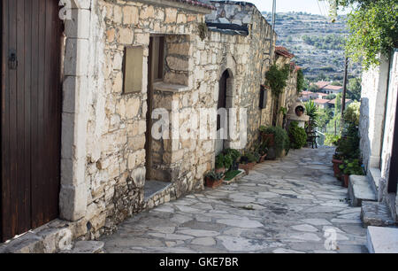 Eine Straßenansicht von Dorf Lofou in Zypern. Stockfoto