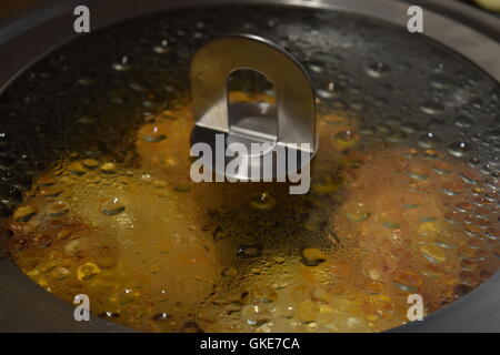 Topf mit Glasdeckel mit Dampf fällt Stockfoto