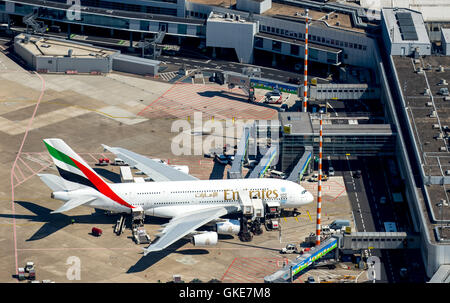Luftaufnahme, Flughafen Düsseldorf-Lohausen, A6-EOB Emirates Airbus A380-861, am Tor, Flughafen Düsseldorf EDDL, Flug Handhabung, Stockfoto
