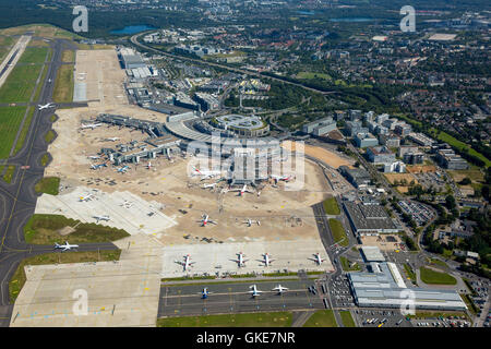 Luftaufnahme, Flughafen Düsseldorf-Lohausen, A6-EOB Emirates Airbus A380-861, am Tor, Flughafen Düsseldorf EDDL, Flug Handhabung, Stockfoto