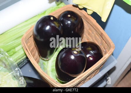 Korb mit Auberginen Stockfoto