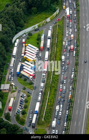 Luftaufnahme, A2 Autobahn Rettung Gasse, Feuer Einsatz, RTW-erste-Hilfe, ein Fahrer, Verkehr, Autobahn-Verkehr Stau auf der A2, Gelsenkirchen Stockfoto