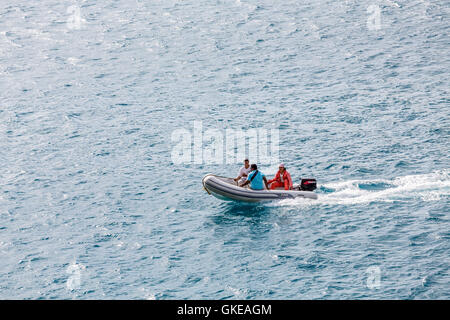 Drei Bootsfahrer im Schlauchboot auf St. Maarten Stockfoto