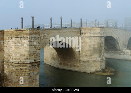 Alte mittelalterliche Steinbrücke über den Fluss Ebro in der Stadt Zaragoza, Aragon, Spanien Stockfoto