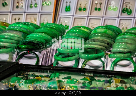 Jade Schmuck zum Verkauf an der Temple Street, Hongkong, China. Stockfoto