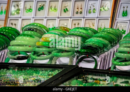 Jade Schmuck zum Verkauf an der Temple Street, Hongkong, China. Stockfoto